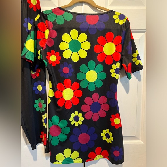 2 Pc Set / PJs, Costume, Loungewear🌼Black Capri, Pants & Flower Top / 70’s Look - Picture 5 of 10